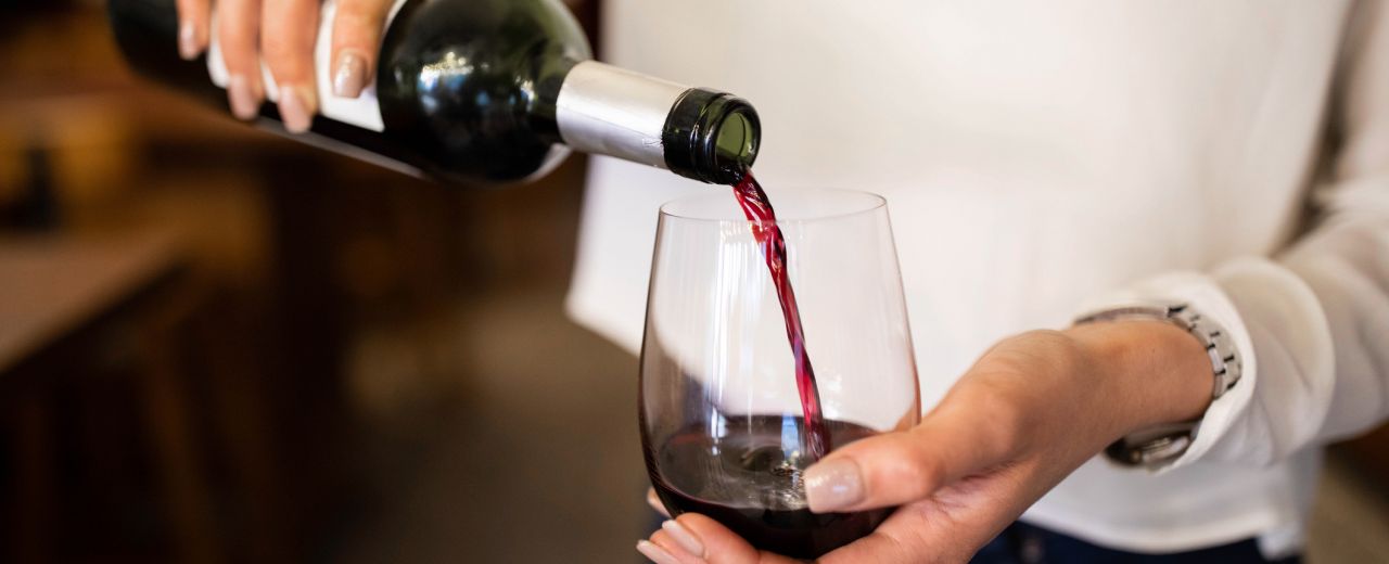 Na czym polega dekantacja wina?